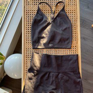 Set Active set in CONCRETE JUNGLE (Sculptflex Ribbed V Bra & Shorts)